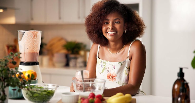 Woman making a smoothie | Holistic Menus