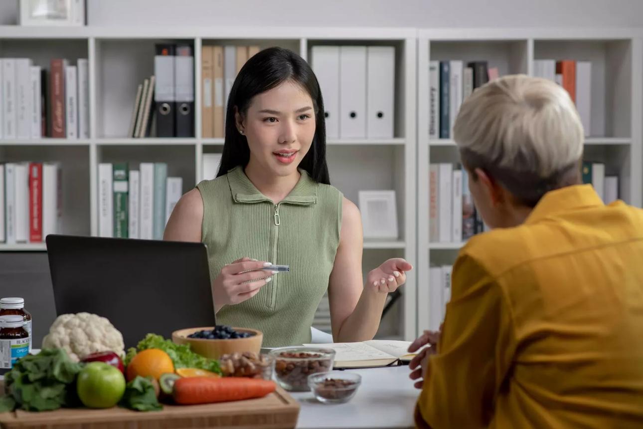 Nutritionist consulting a client | Holistic Menus